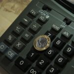 Sob efeito do juro alto, economia recua 0,3% em outubro