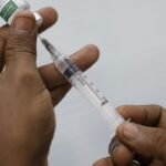 Vacinação despenca na Maré em dias de operação policial, aponta Unicef