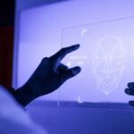Inteligência artificial ameaça aprendizado da escrita, alerta autor