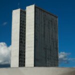 Câmara cancela passaporte diplomático de Eduardo Bolsonaro e Ramagem